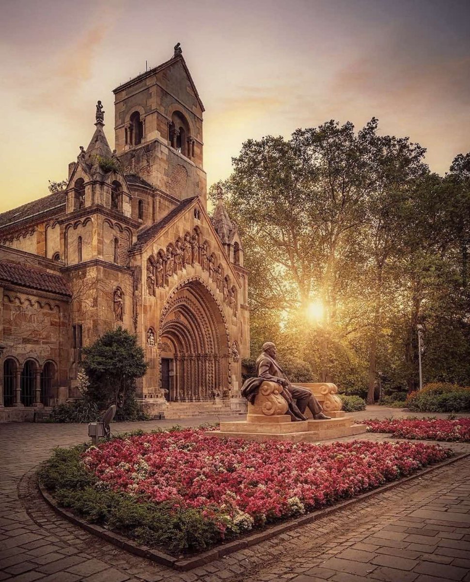 From its rich history to its vibrant culture, Budapest is a city that will leave you in awe.🙌🌇🌉 #Budapest #Hungary #Travel #explore #adventure #architecture #history #culture #photography  #cityscape #europe #travelphotography   #wanderlust #discoverbudapest #visitbudapest