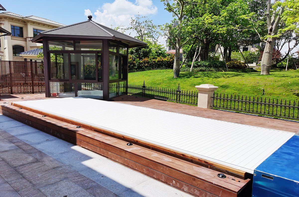 Alufer SPA pool cover is suitable for indoor or outdoor private pools. It can cover the pool perfectly and keep out falling leaves and sunlight. If you are interested, contact us.
breepoolcover.com
#poolcover 
#spapool
#automaticpoolcover
#luxurypools
#custompools