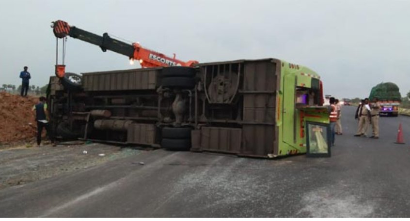 jsuryareddy's tweet image. 11 people injured, after the #Speeding pvt travels bus in which they were traveling from #Hyderabad to Vizianagaram, lost control and #overturned on NH16 at Denduluru in #Eluru dist, 25 passengers and 3 driver were traveling.
#BusAccident #RoadAccident #RoadSafety #AndhraPradesh