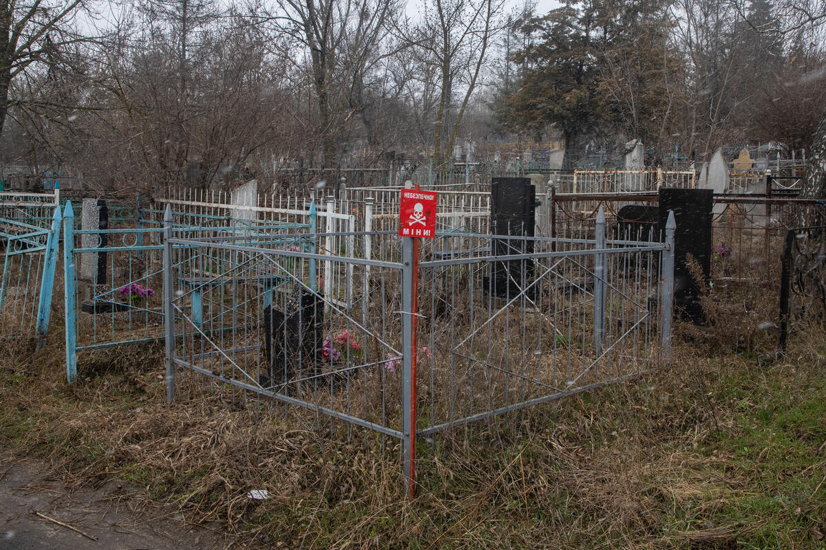 SaveChildrenEs's tweet photo. En #Ucrania hay accidentes con #Minas a diario y una de cada ocho víctimas es un niño o una niña.

La infancia ucraniana corre cada vez mayor riesgo de pisar una mina terrestre o recoger parte de una munición⤵️

https://t.co/hpw0Ua3QVG #IMAD2023 https://t.co/QuhUw6AbWh