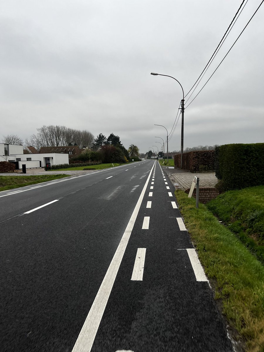 fietspadenzijnk's tweet photo. Splinternieuw moordstrookje 🥰
#bachte @janvermeulenD @StadDeinze @deinzeonline https://t.co/nHhjlFUf1L