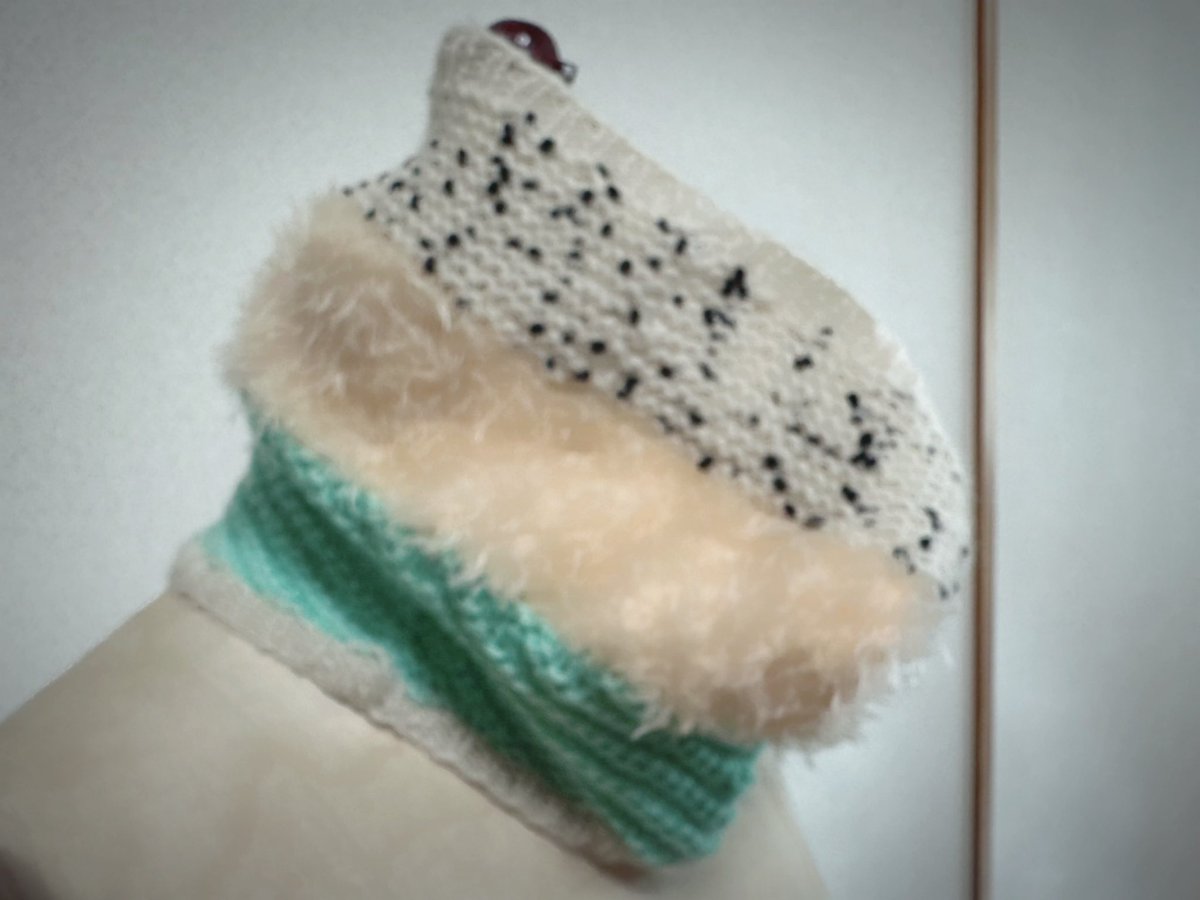 knitstudio104's tweet photo. 今日から、4月の編み物教室がスタート
編み上がって
#steamblocking
して、完成したネックウォーマーを持って来てくださいました
#ナニコレニット
#野口智子デザイン
色と素材の組み合わせが素敵
個性・オリジナリティを守れるのは、色と立体 https://t.co/RCypHuzdTW
