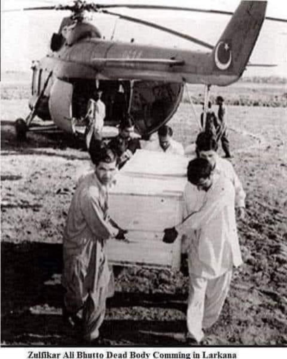 4 اپریل 1979
بھٹو صاحب کے پھانسی کے بعد گڑھی خدا بخش میں دفن کردیا گیا جب ان کی قبر سے پہرہ ختم ہوا تو پپلز پارٹی کے قائدین فاتحہ خوانی کے لئے گئے تو ان میں بھٹو کے وکیل یحییٰ بختیار بھی تھے جب وہ گاؤں پہنچے تو لوگوں کی بھیڑ نے انہیں گھیر لیا اور پوچھنے لگے آپ تو ہمارے لیڈر کے سب