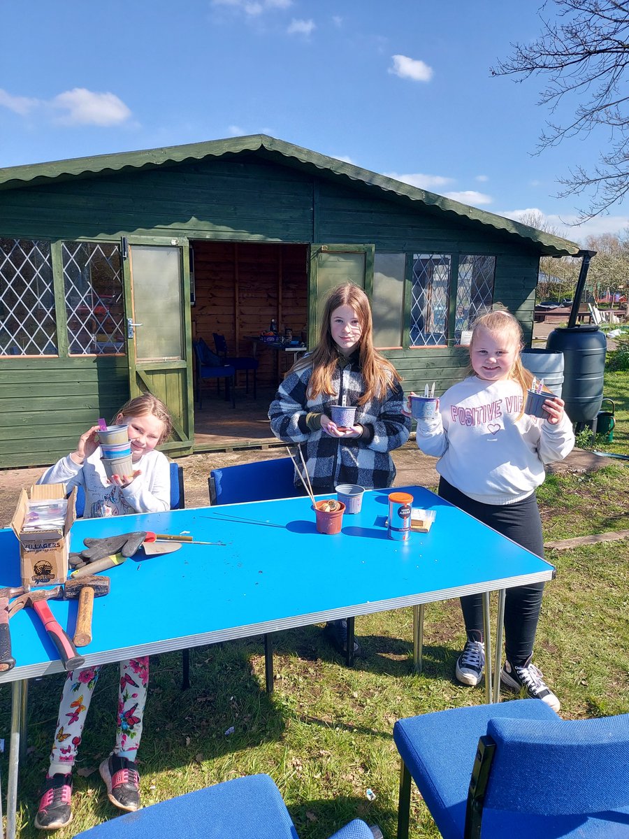 CETBrum's tweet photo. For the first day of our VYGA Easter programme yesterday, participants learnt basic gardening and woodworking skills by planting fruit &amp; veg, making wooden signs and decorating pots to take away some flowers in #youthclub #growing #EasterHolidays https://t.co/m4IIeJrj6J