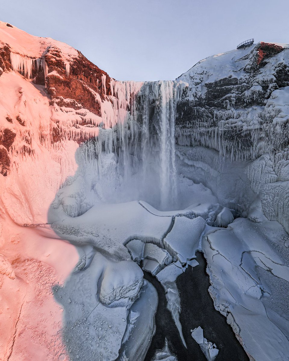 Imanolzuaznabar's tweet photo. Así de espectacular lucía la Skogafoss en mi última visita a Islandia en Enero durante una gran ola de frío. https://t.co/GIsuhYBAMJ