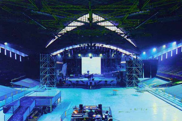 clement75's tweet photo. J'ai toujours adoré le plateau du #Tour96 de #mylenefarmer, aéré, lumineux, high-tech...mais cette espèce d'iceberg caché dans un coin derrière les choristes, là ??? Jamais compris ce truc... https://t.co/VVzZTndIA4