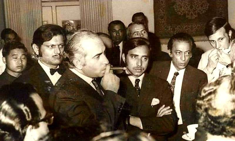 MMHSolangi's tweet photo. ذولفقار علی بھٹو ایک عہد سوچ اور منفرد کردار کا نام ہے۔
اسکی شخصیت جدوجہد کارنامے اور قربانی اسی خطے زمین کی آکاش ہیں 44 سال پہلے 4 اپریل 1979 کو عدالت کے ذریعے بھٹو کا قتل اسکے باوجود بھٹو آج بھی لوگوں کے دلوں میں ہے زندہ ہے بھٹو زندہ ہے.
#4thApril Quaid-e-Awam
#Shaheed ZAB. ✍🏻 https://t.co/gcyFWOT1pL