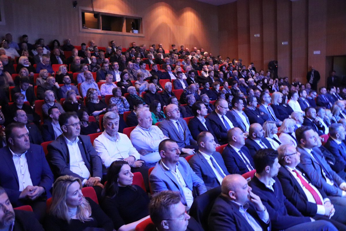 AndrejPlenkovic's tweet image. Jučer na 33. obljetnici  @HDZ_HR u Novom Zagrebu zapad i istok, Trnju i Brezovici. Na snazi je paket mjera #VladaRH za zaštitu građana i gospodarstva od rasta cijena energenata. Time pomažemo i funkcioniranju Zagreba. Nastavljamo podržavati sve projekte važne za razvoj grada!