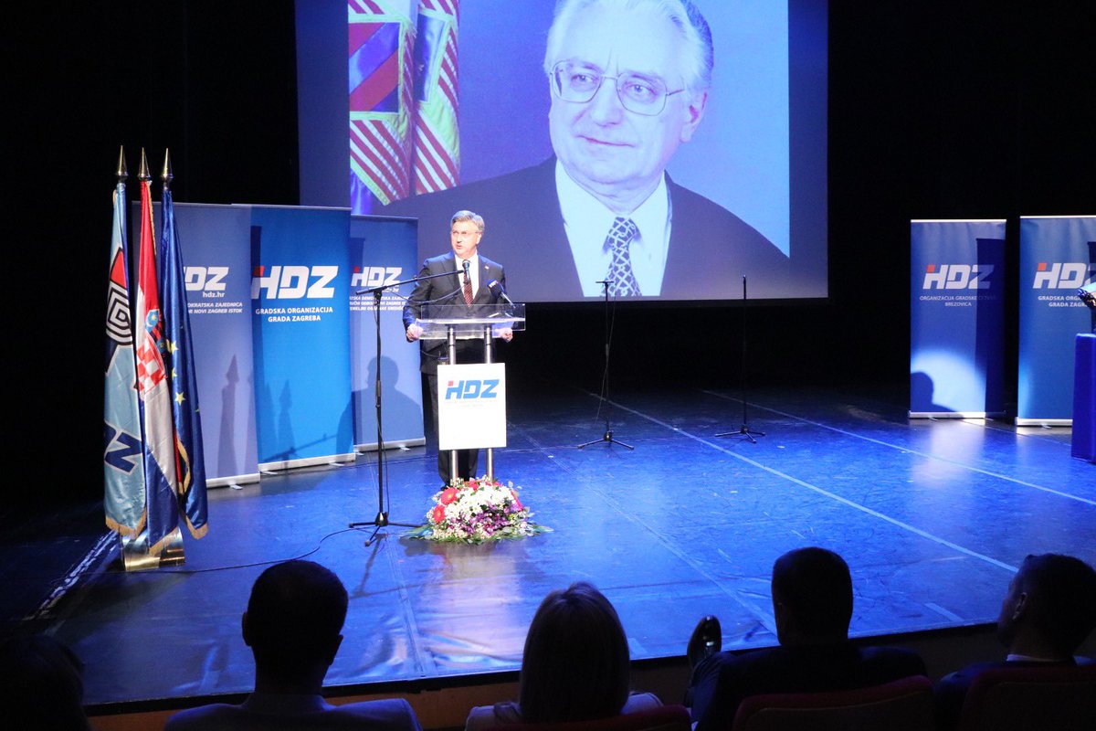 AndrejPlenkovic's tweet image. Jučer na 33. obljetnici  @HDZ_HR u Novom Zagrebu zapad i istok, Trnju i Brezovici. Na snazi je paket mjera #VladaRH za zaštitu građana i gospodarstva od rasta cijena energenata. Time pomažemo i funkcioniranju Zagreba. Nastavljamo podržavati sve projekte važne za razvoj grada!