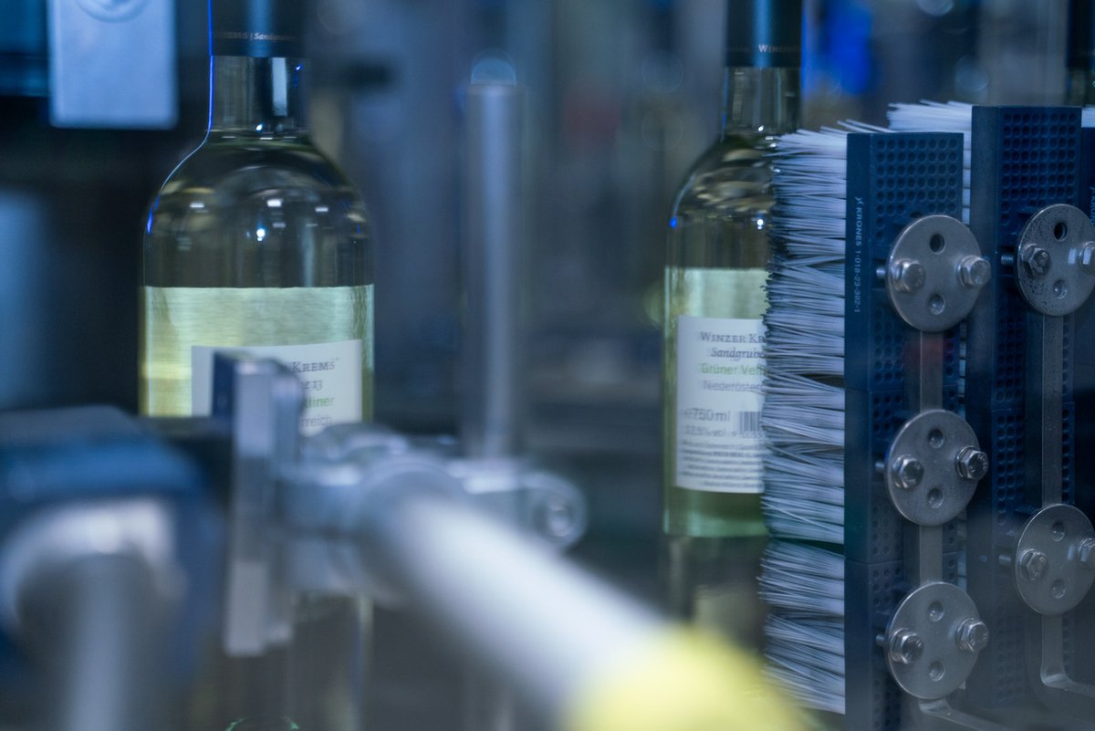 KronesAG's tweet photo. Our #Krones #Autocol.
With an output range from 3,000 to 35,000 or even up to 66,000 containers per hour, our labelling #technology with its different designs covers the entire spectrum from the low to the maximum output range.
πMore: https://t.co/SHMthitYzs https://t.co/2nTeNbf27b