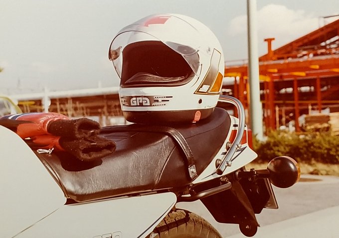 案外高いなV8s🤔。自分が昔買ったヘルメットで最高値なのはGPA SJだった。当時(約40年前)で¥53,000。よく買ったもんだ。若いって怖い💦。 https://t.co/cFR31pdYbw 