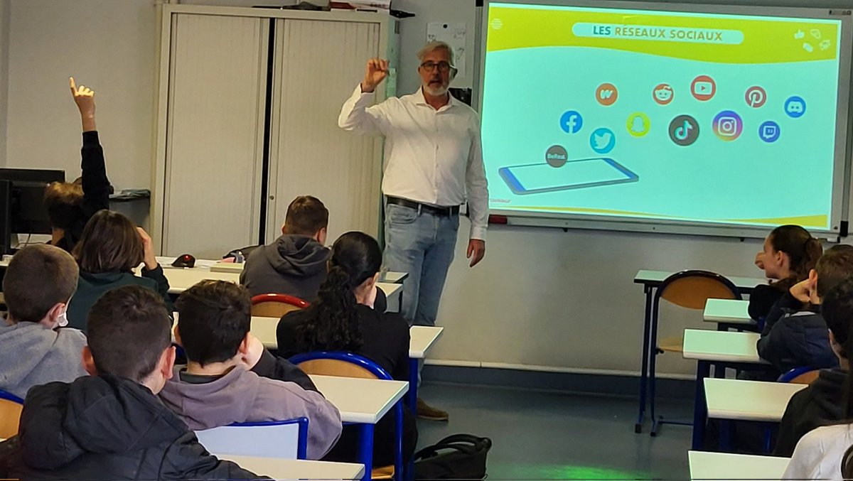 [<a href="/InnovAvenir/">InnovAvenir</a>] Session #CultureNum2 Identité Numérique
 
💻 Appréhender les implications de sa présence et de ses comportements en ligne
💡 Maîtriser sa présence sur #Internet 
avec 22 élèves de 4e du collège Pablo Picasso de #Vallauris 
Intervention @vripadimeana @LepC_France