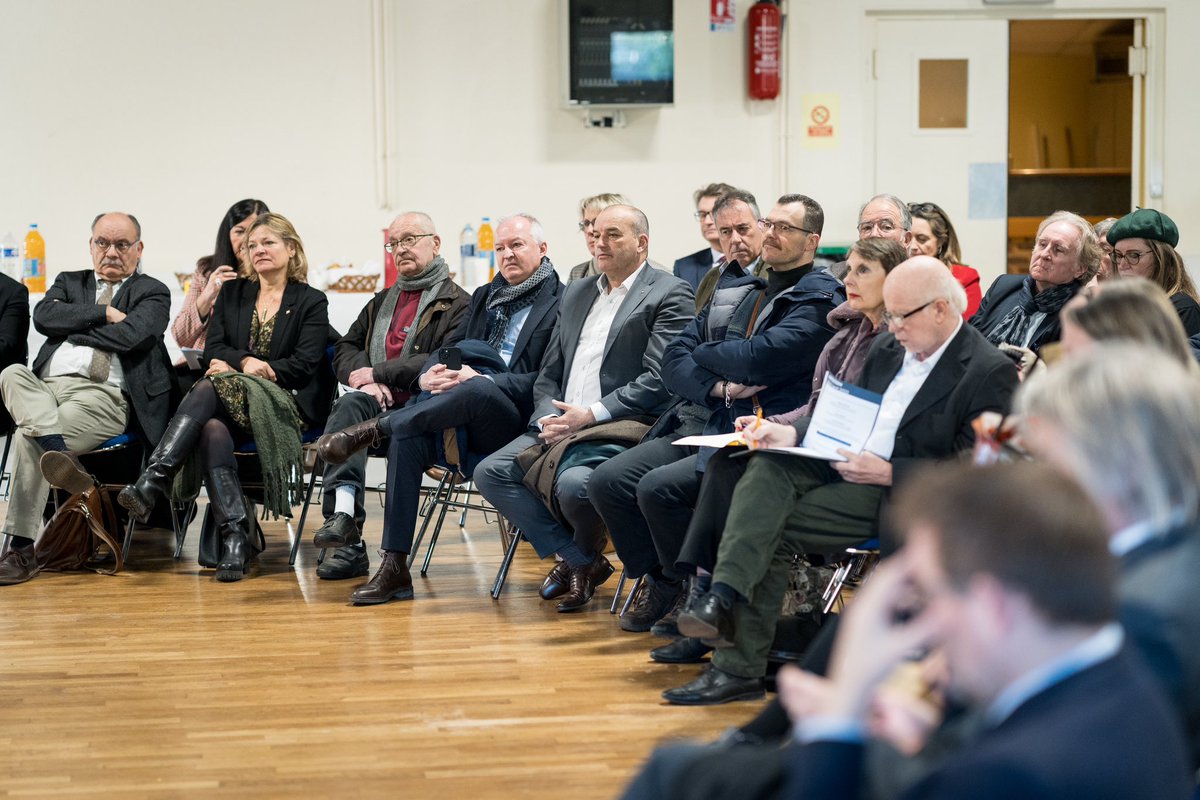 avecValerie's tweet photo. #TransportsIDF : Ligne J, Ligne L, informations voyageur, transport à la demande, bus express, TER, @vpecresse était ce matin à la rencontre des usagers et des élus des Yvelines à #Breval. https://t.co/fZidKTfymv