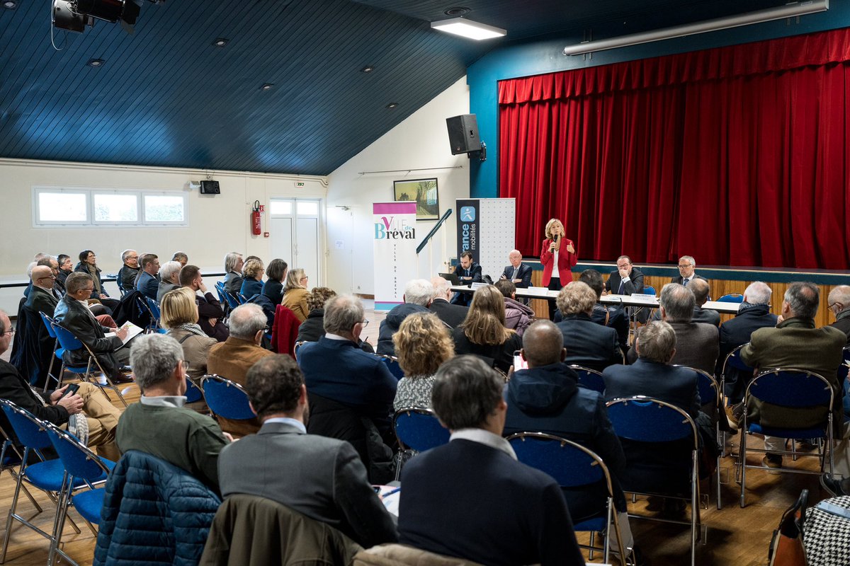 avecValerie's tweet photo. #TransportsIDF : Ligne J, Ligne L, informations voyageur, transport à la demande, bus express, TER, @vpecresse était ce matin à la rencontre des usagers et des élus des Yvelines à #Breval. https://t.co/fZidKTfymv