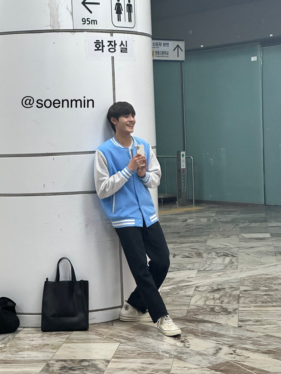NguynMi55696815's tweet photo. Vô tình gặp Hải ở ga 
☺️☺️#당홍하이 #DANGHONGHAI https://t.co/hQzgUsLsJI