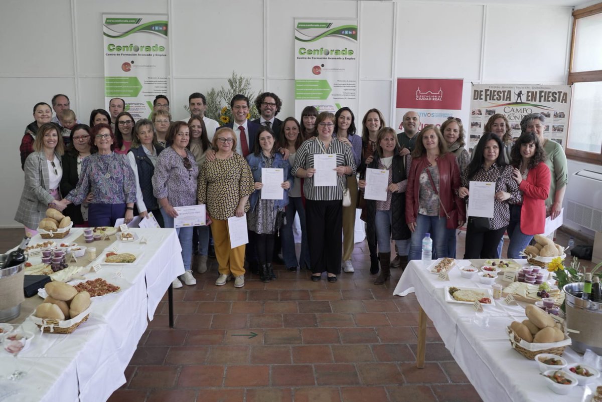DiputacionCR's tweet photo. 🤝 @JoseleCaballero incide en la importancia de generar oportunidades de formación y empleo en el medio rural como los de @DiputacionCR.

📄 Ha entregado diplomas a 35 alumnos del Promueve en Terrinches, Villanueva de los Infantes y Castellar de Santiago.

https://t.co/9rnggKVxNT https://t.co/2bgVhSKcQZ