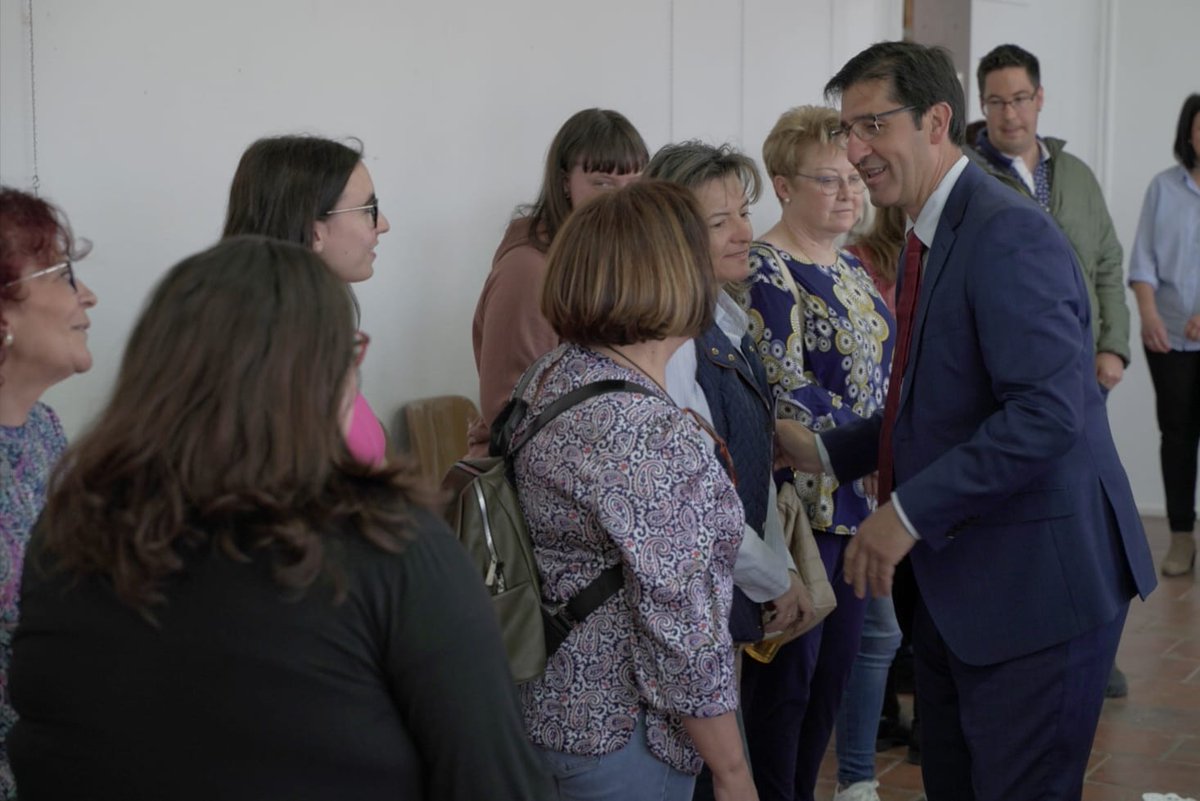 DiputacionCR's tweet photo. 🤝 @JoseleCaballero incide en la importancia de generar oportunidades de formación y empleo en el medio rural como los de @DiputacionCR.

📄 Ha entregado diplomas a 35 alumnos del Promueve en Terrinches, Villanueva de los Infantes y Castellar de Santiago.

https://t.co/9rnggKVxNT https://t.co/2bgVhSKcQZ