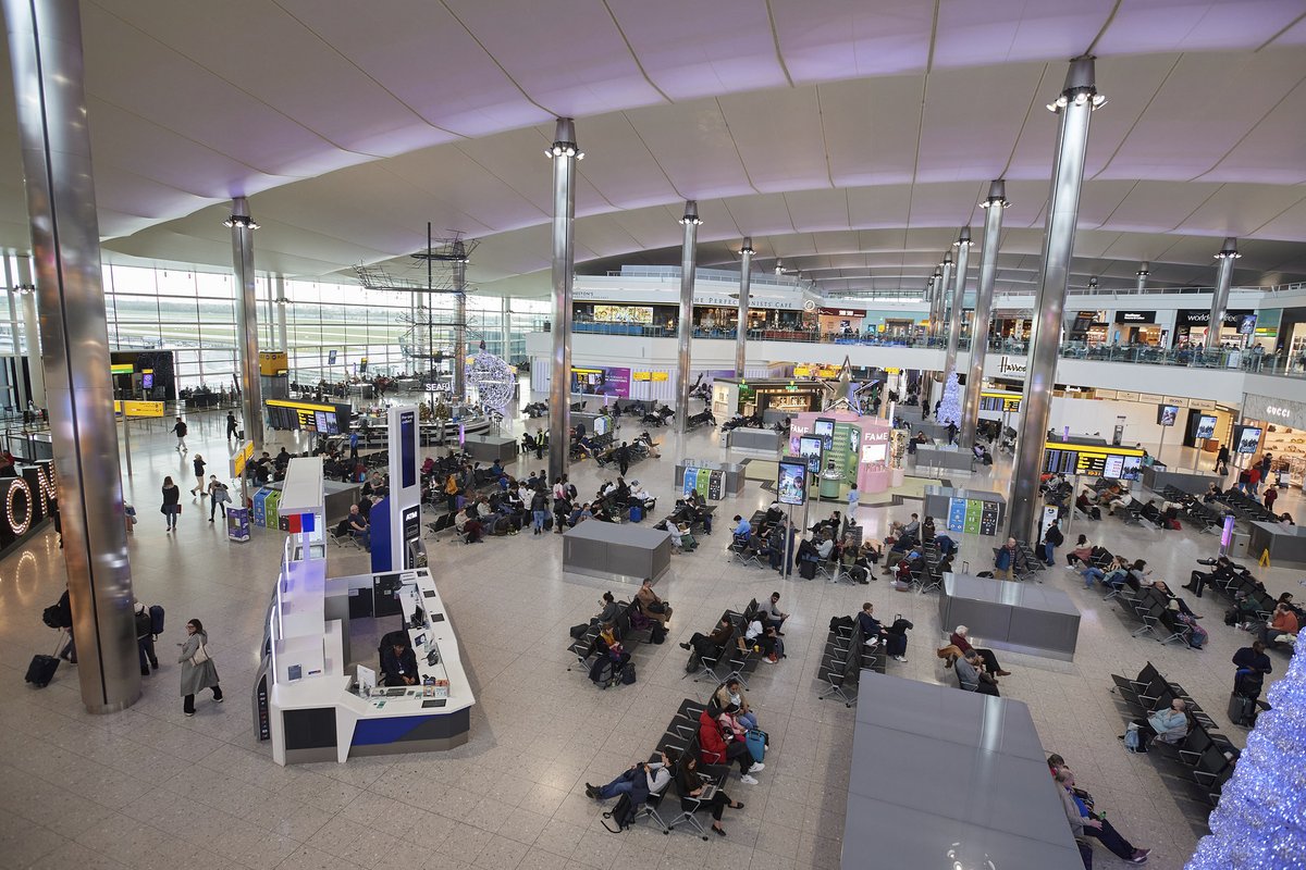 HeathrowAirport's tweet photo. Passengers are reminded to arrive at the airport two hours before a European flight and three hours before long a haul flight. 

We ask passengers not to arrive earlier than these times as this may cause unnecessary congestion in the airport.

ℹ️ https://t.co/olUX9PW0jY https://t.co/Jf26T8Ypwd