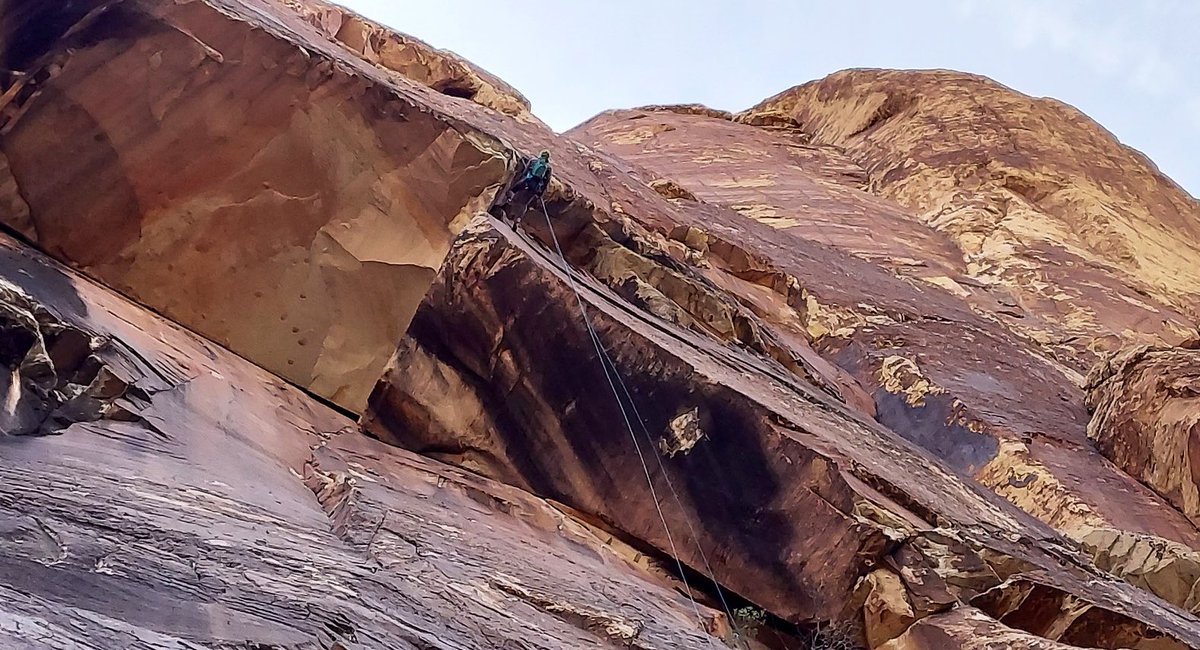 Climbing_Ryan's tweet photo. A recent trip to Red Rocks, Nevada. 

Rappelling off of Black Velvet wall after climbing Rock Warrior in Black Velvet Canyon in Red Rocks. 

#RedRock #rockclimbing #nevada #BlackVelvetCanyon https://t.co/M9h9uOX6jj