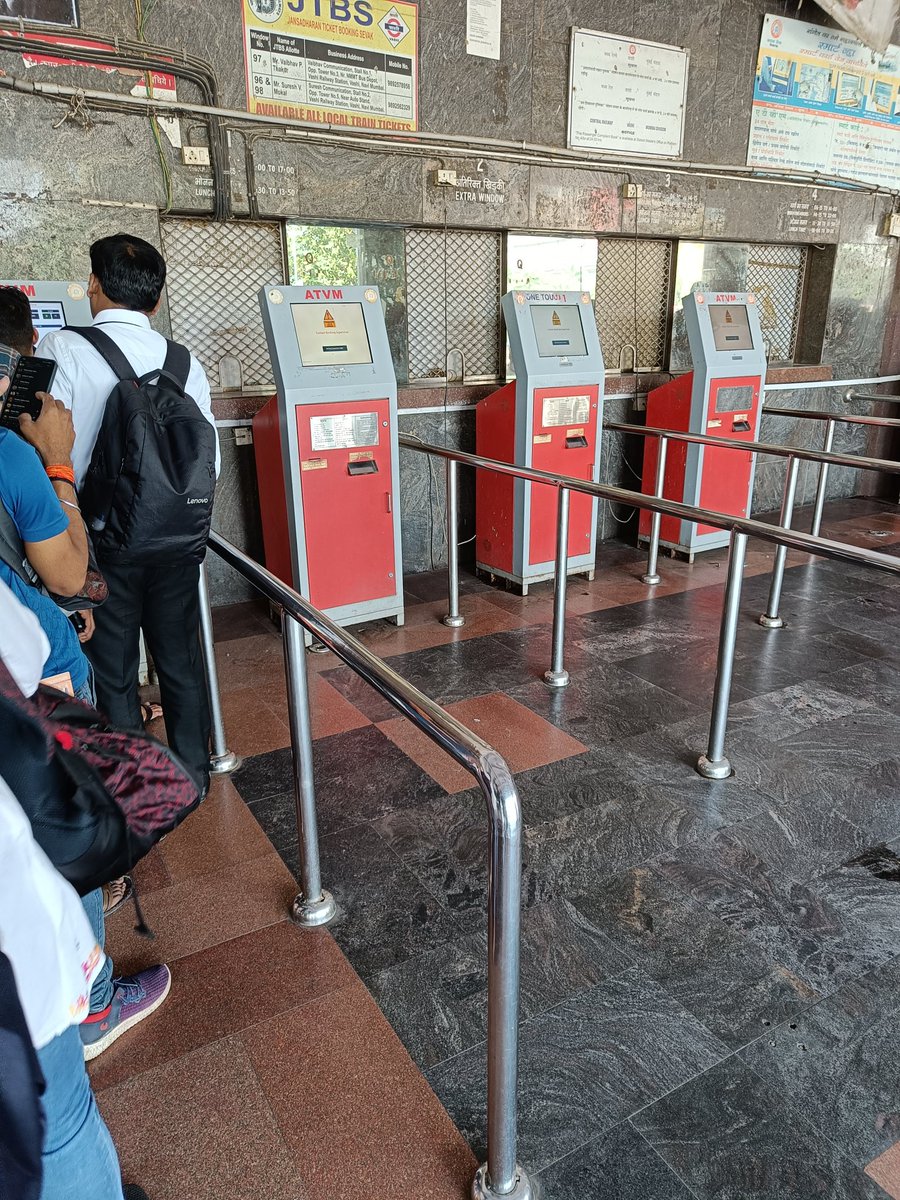 @RailMinIndia what's the use of putting such swanky machines when none work!! #vashistation #mumbailocals