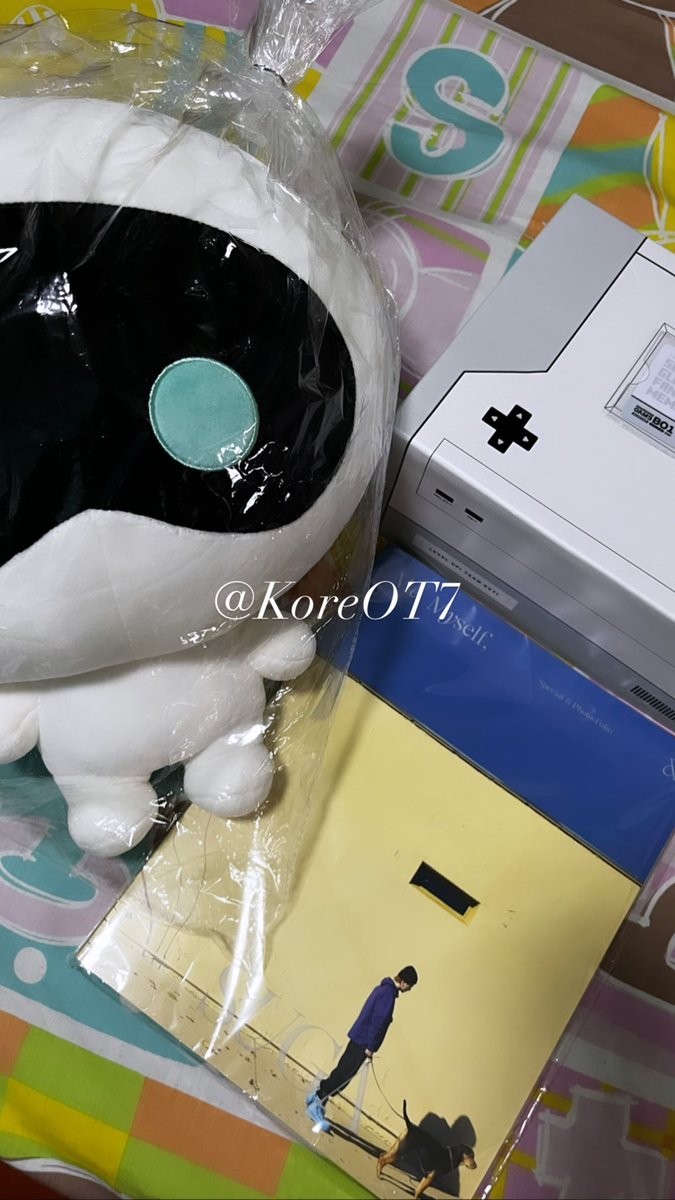KoreOT7's tweet photo. Wootteo is finally home! Plus, my copy of Me, Myself & Suga and CARAT membership kit. ππ Thank you to my trustworthy budol buddy, @kseoulifybudols! Youβre the best! π«Άπ»
P.S. Unboxed the folio right after they took out my IV & I think I used up all of my energy already. π₯² https://t.co/XXtL41c6P2