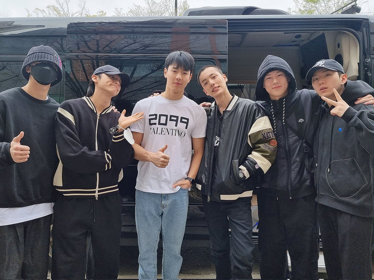 tomyluvshownu's tweet photo. MX sending                     MX sending
off Shownu                     off Minhyuk
(22 Jul 21)                         (4 Apr 23) https://t.co/nSpy5hL7eZ