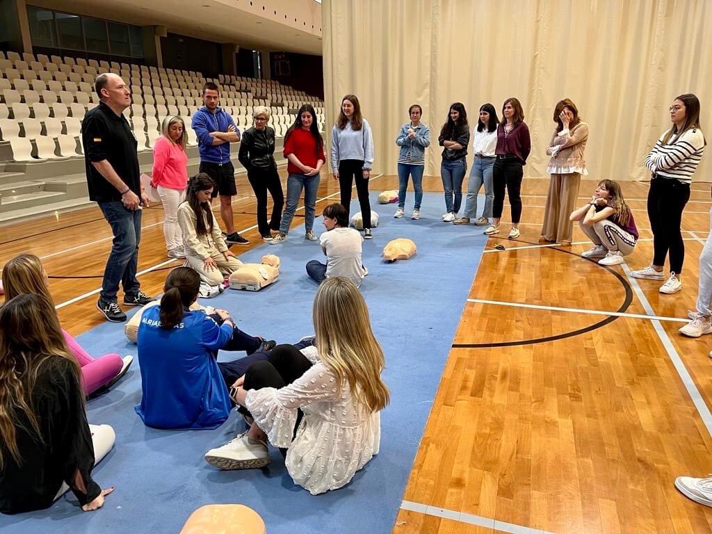 📰  NOTICIA  🎈

🏫 "Colegio Santa María del Pilar"📝

(Marianistas)  Zaragoza

Impartimos 2  💻 talleres/charlas 🕵️‍♂️ al personal de Comedor y entrenadores deportivos, el viernes día 24 de marzo, en el ámbito sanitario las maniobras de RCP Básica, OVACE, y maniobra Heimlich.