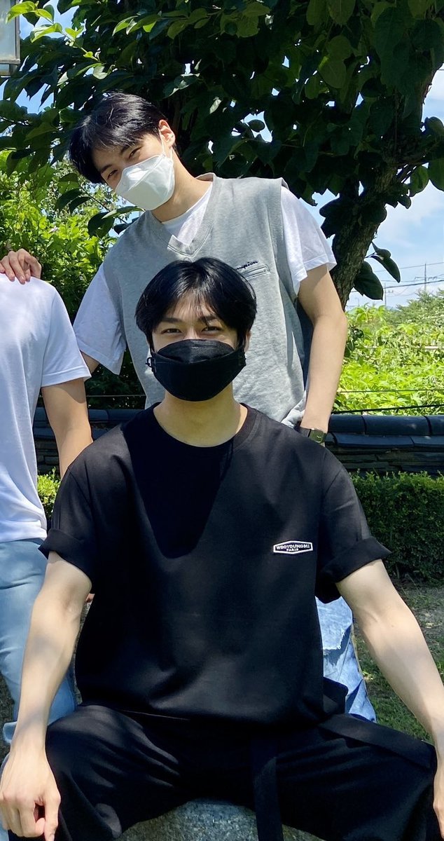 wonraeeyu's tweet photo. hyungwon in shownu's enlistment vs. minhyuk enlistment aaahhhh my hyunghyuk heart is sad ･᷄-･᷅ come home soon minmin take care of yourself i'll miss you ( •́ ̯•̀ ) serve well our whale min 🍀 

#MINHYUK #HYUNGWON #MONSTAX https://t.co/rf7ETyjPjf