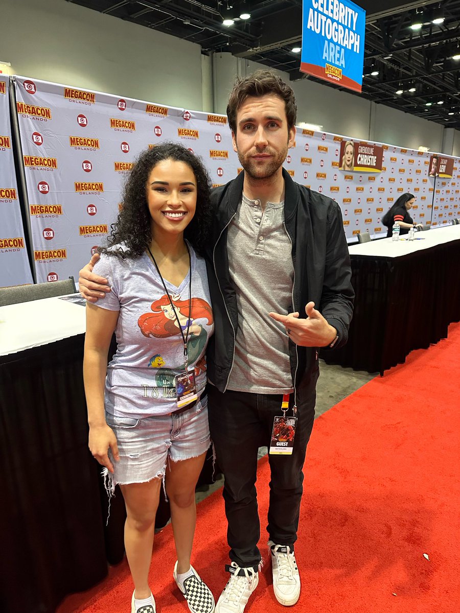 “You killed Nagini!”
“Yes I did!” 🤪 
The real G. 🐍🗡️ Thank you <a href="/Mattdavelewis/">🇺🇦Matthew Lewis🇺🇦</a> my adolescent heart is screaming with joy. A dream come true ✨ Gryffindor winsss! 🦁❤️💛 
#Gryffindor #HarryPotter  #WizardingWorld #Megacon2023