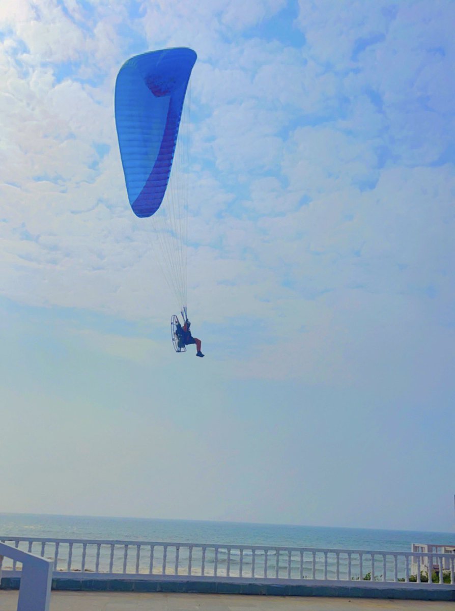 MrsUpadhyayy's tweet image. Paramotoring is fun . #paramotoring  #Gopalpur_beach