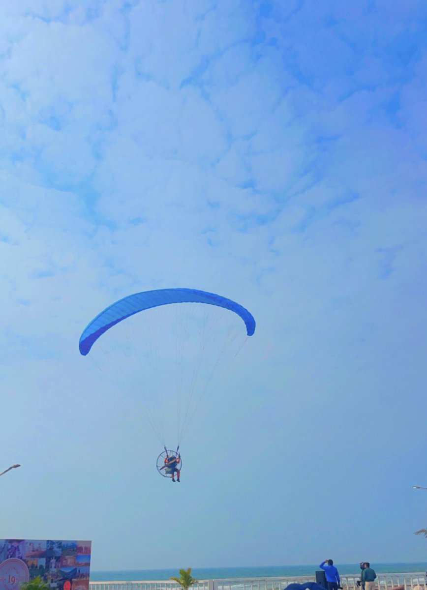 MrsUpadhyayy's tweet image. Paramotoring is fun . #paramotoring  #Gopalpur_beach