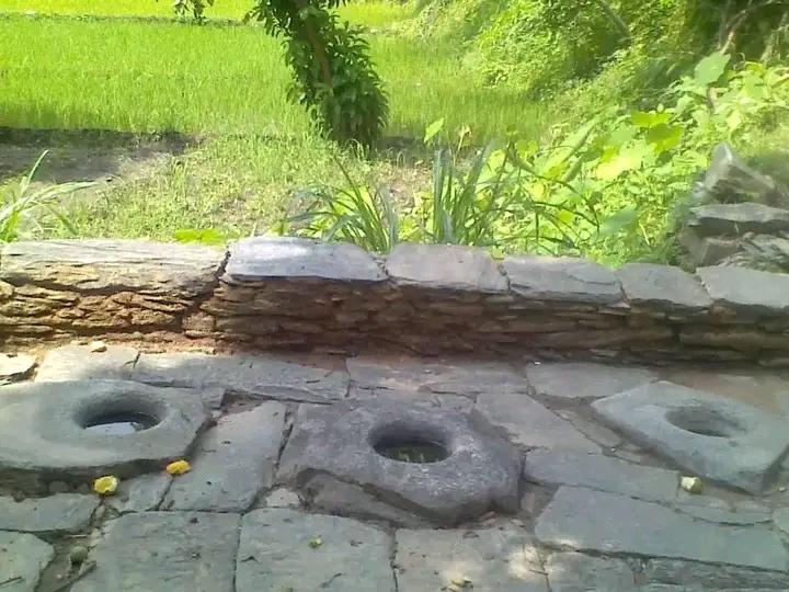 Shivraj54422427's tweet photo. जब सब शहरी गए तो खेती करेगा कौन
जब खेती नही करनी तो इन ओखलियों में कूटने के लिये होगा क्या
यह भी धीरे-धीरे समाप्ति की ओर तैयार😟😁 https://t.co/ExxaBVZUID