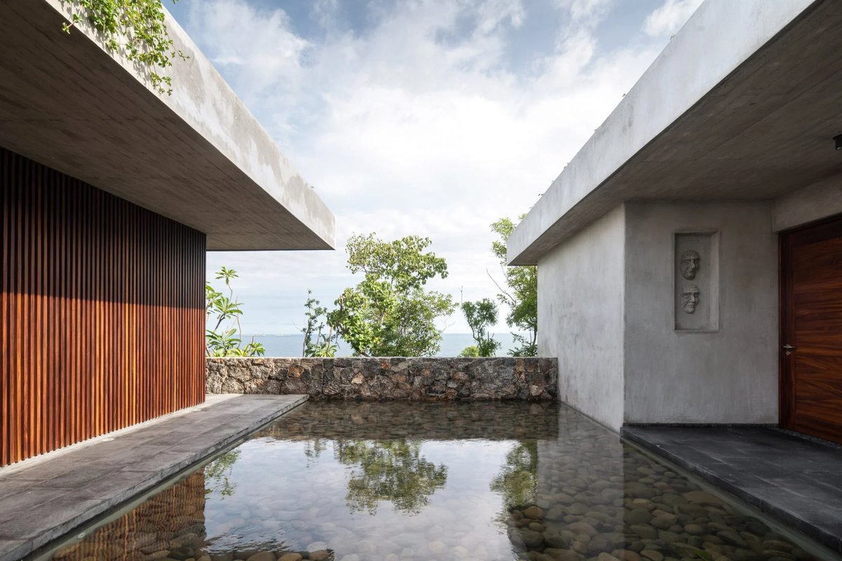 dezeen's tweet photo. Zozaya Arquitectos oriented this Mexican beach house around a reflecting pool: https://t.co/dd2NBx9IlF https://t.co/a6LJVNspOs