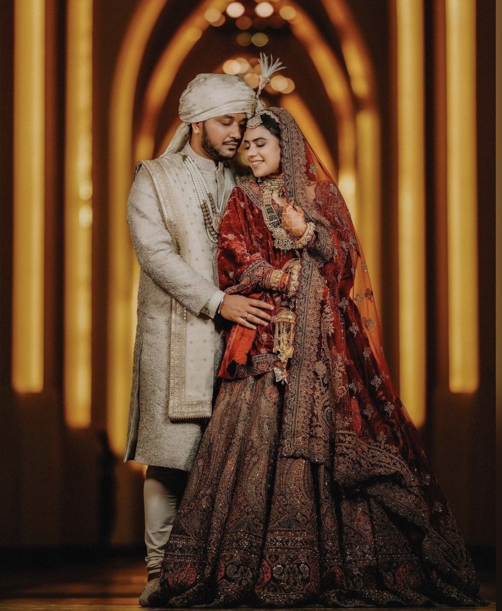 VenueMonk's tweet photo. Looking for perfect pictures for a dreamy wedding shoot? These beautiful and romantic couple made us go awww with their wedding pictures♥️😍 https://t.co/onTjNzJzln
