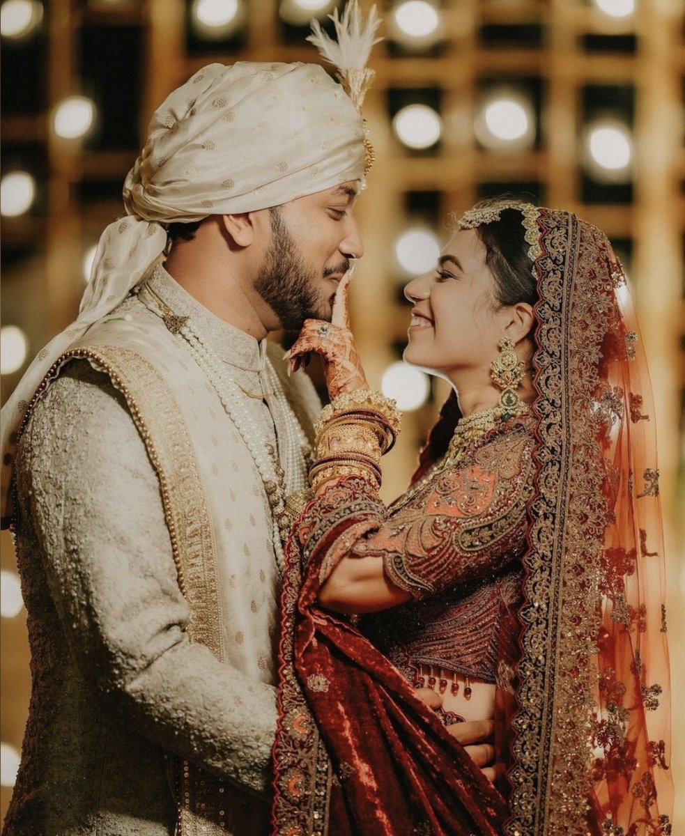 VenueMonk's tweet photo. Looking for perfect pictures for a dreamy wedding shoot? These beautiful and romantic couple made us go awww with their wedding pictures♥️😍 https://t.co/onTjNzJzln