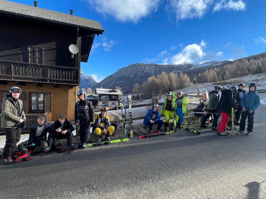 pe_TGS's tweet photo. Day 2 - ski boots on ready to head to the mountain! #shortwalk https://t.co/YhLeFR7QrM