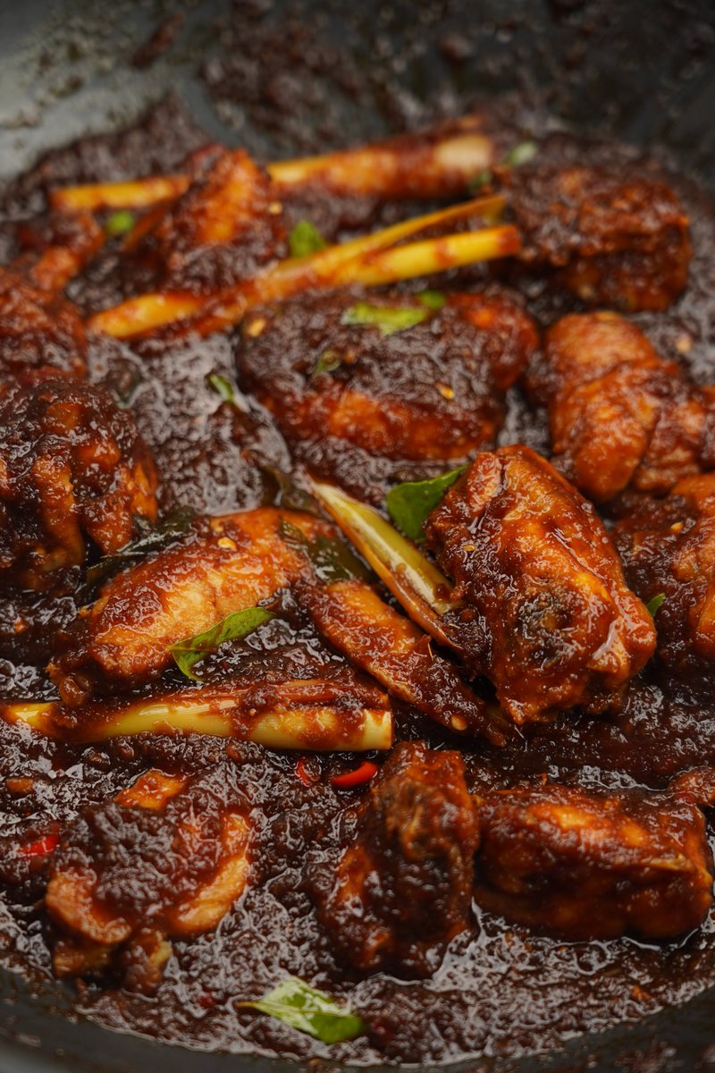 khairulaming's tweet photo. Puasa ke-13 : Ayam Masak Bali. Rasa dia macam kita kahwinkan ayam masak merah dengan ayam masak kicap, tapi lagi wangi dan kick🔥 https://t.co/P26fECyInj