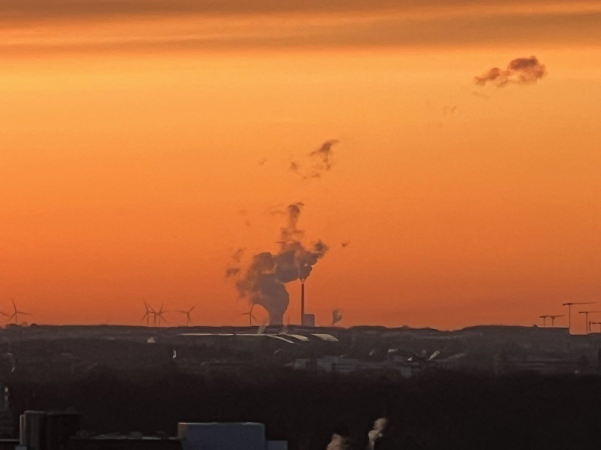 RainerReelfs's tweet photo. Der Sonnenaufgang über der deutschen Energiewende-die der #Dekarbonisierung dient?NICHT!
Im Bild das Steinkohlekraftwerk #Mehrum. Ein 750/690 MW Block, der eigentlich stillgelegt war und nun wegen des Atomausstieg weiter läuft..danke #Habeck, @BMWK für deinen #Klimaschutz. 🤦‍♀️🤦🤦‍♂️ https://t.co/z9sDmSeMLm