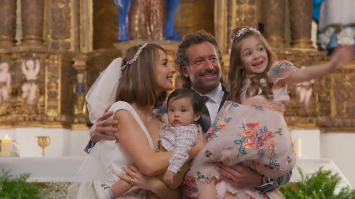 Daniela e Memo felizes ao lado dos seus filhos Isabela, e Martín. ❤️
#MiCaminoEsAmarte #FinalMiCaminoEsAmarte