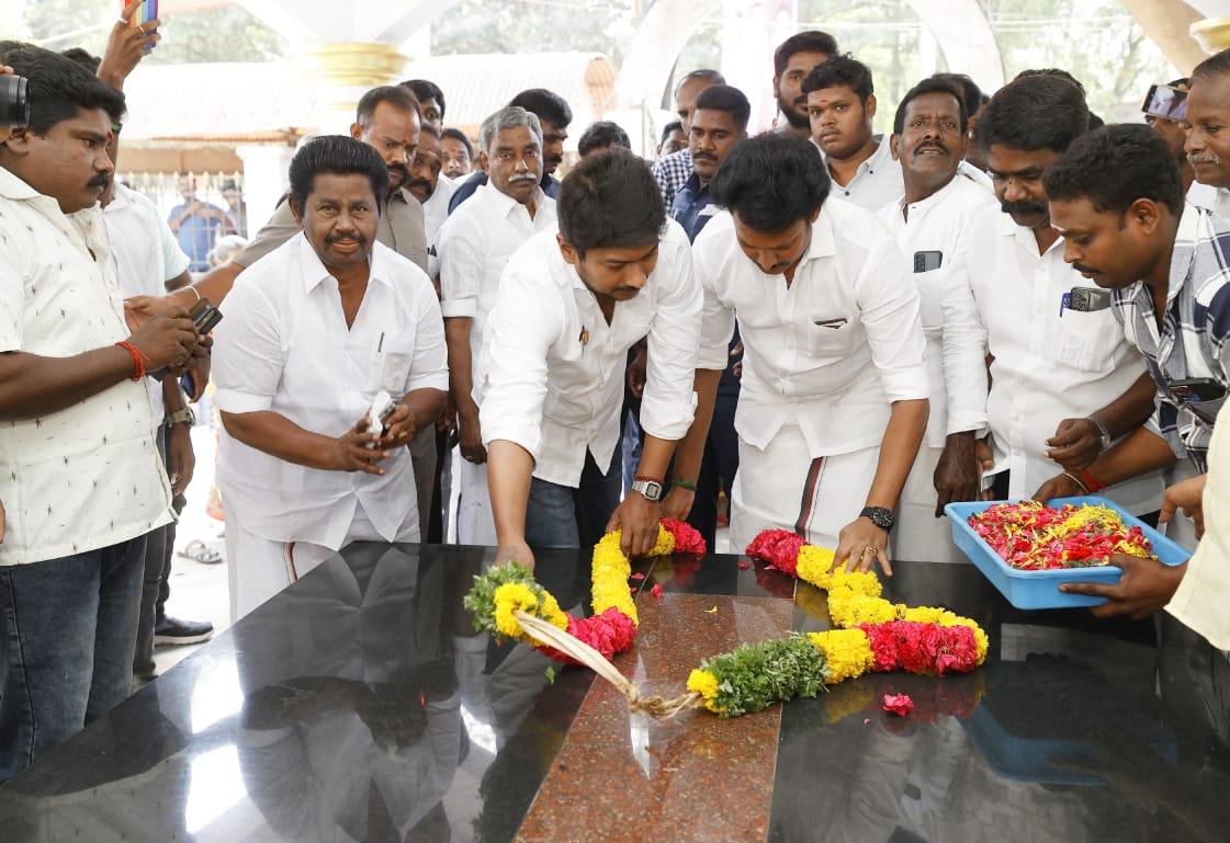 Udhaystalin's tweet photo. தந்தை பெரியாரின் பெருந்தொண்டர்களும், கழக சட்டமன்ற உறுப்பினர் அண்ணன் @GAnbalagan_ அவர்களின் பெற்றோருமான, அய்யா கே.கணபதி-ஏகாம்பாள் அம்மையார் அவர்களின் நினைவிடத்தில் கும்பகோணத்தில் இன்று மரியாதை செலுத்தினோம்.
அவர்களின் பெயரிலான நூலகத்தை பார்வையிட்டோம். @Anbil_Mahesh
@SKDMKTJ https://t.co/96lbTuCICb