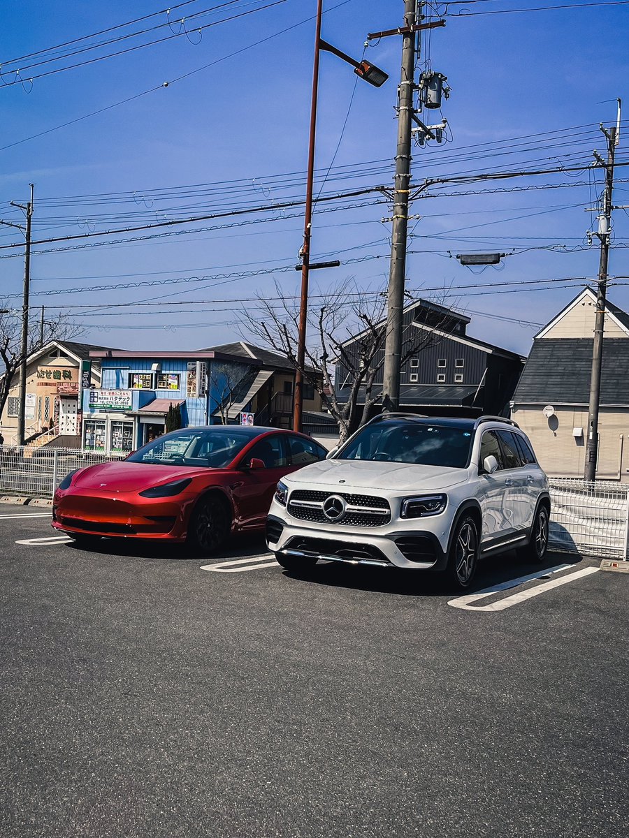 papa4c_tesla's tweet photo. 今1番気になってる車が居たのでトナラーすまそん😂

全幅全長ほぼ一緒で生活にも支障なし
やっぱSUVが好きなんかなぁ……

#glb200d
#model3
#やっぱベンツは憧れ https://t.co/OIukZHdGsK