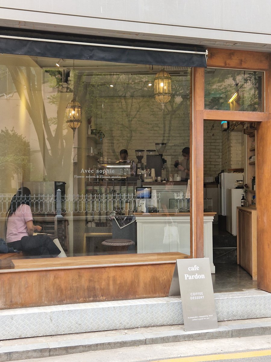 Бохирдол багатай , ард түмэн нь соёлжсон газар сайхан юмаа юм хийх, кофе шопыг уйлуулж бна доо энд... жижигхэн өвөрмөц , тун эвтэйхэн! Нэг хүнд гоё бизнес!