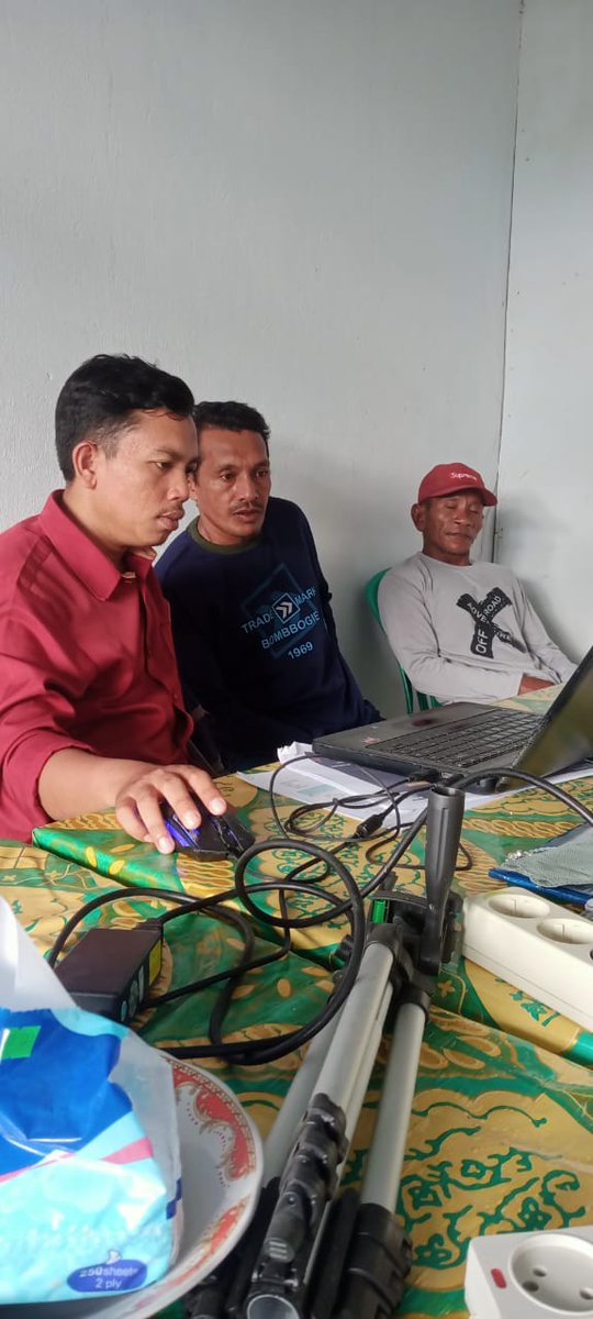 SeptoDita's tweet photo. Senin (04/04), Septo Dita Widyatmoko Luhkan Mubar di POS Penyuluhan Perikanan Melaksanakan Bimbingan Pemecahan Masalah Tentang Mengakses Teknologi dan Informasi Penangkapan Ikan
#luhlapor @BRPBAP3_Maros @puslatluhkp#GiatLuhkanSatminkalMaros #mubar https://t.co/qJFd0ylGhL
