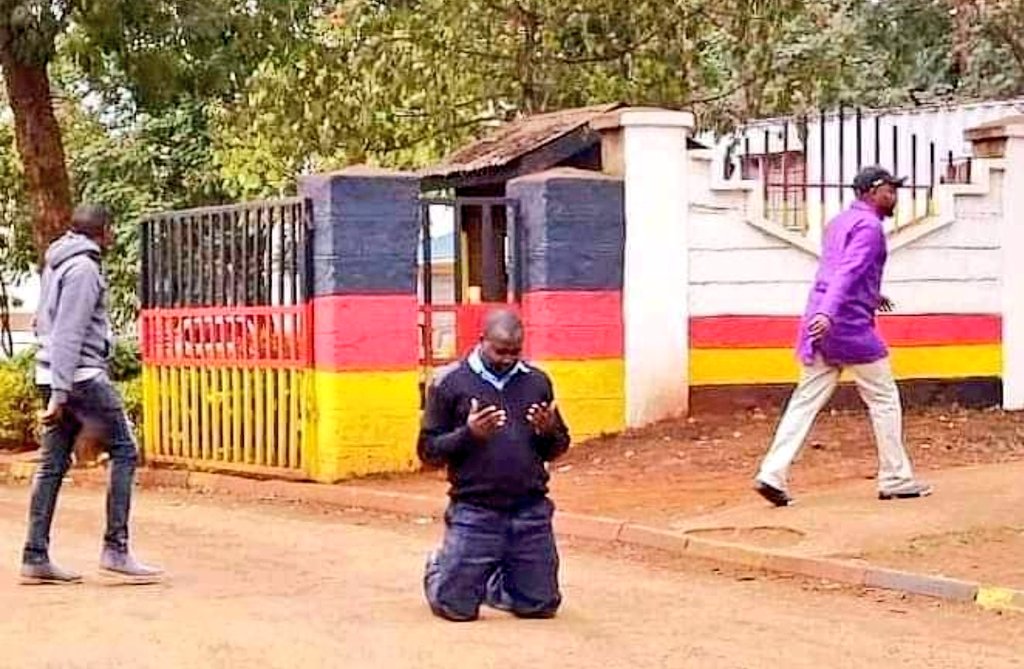DropaZoker's tweet photo. @DropaZoker 
Mungu fungulia Kila mtu milango adi  za station 😂😂 https://t.co/G6FgrhdZrQ