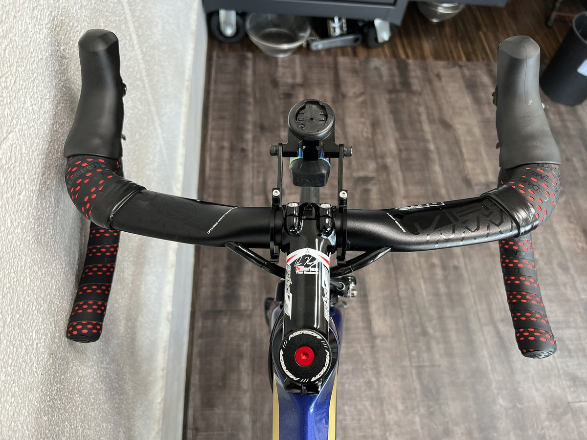 TqgHqo3OIWO6pOF's tweet image. 【merida reacto】SHIMANO PRO VIBEエアロパシュート 内装アルミハンドルバーとPRO VIBE7sステムの交換をさせて頂きました、伴い全ワイヤーケーブル交換、ブラケットカバー交換、バサバサのケーブルをスマートに仕上げさせて頂いております！
#merida
#reacto
#ハンドルステム交換
#あさみフレンド