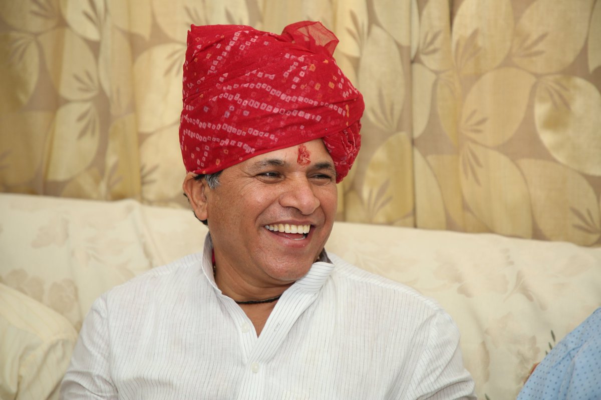 SatishS77307306's tweet photo. पद के अहंकार से मुक्त, संस्कारवान श्री कैलाश चौधरी, कृषि एवं किसान कल्याण राज्य मंत्री, भारत सरकार ने अगाध श्रद्धा व विनम्रता के साथ अपने महाविद्यालय कालीन ( 1993_96, रा. महा.बालोतरा ) गुरुजनों का जोधपुर में अपने हाथों सम्मान कर प्राचीन भारतीय गुरु शिष्य परंपरा को जीवंत कर दिया। https://t.co/m61i5523Yf