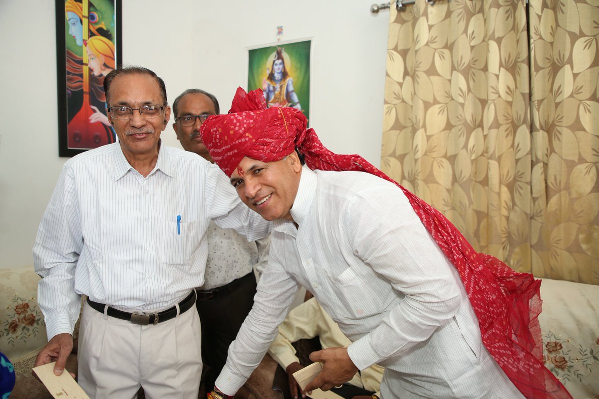 SatishS77307306's tweet photo. पद के अहंकार से मुक्त, संस्कारवान श्री कैलाश चौधरी, कृषि एवं किसान कल्याण राज्य मंत्री, भारत सरकार ने अगाध श्रद्धा व विनम्रता के साथ अपने महाविद्यालय कालीन ( 1993_96, रा. महा.बालोतरा ) गुरुजनों का जोधपुर में अपने हाथों सम्मान कर प्राचीन भारतीय गुरु शिष्य परंपरा को जीवंत कर दिया। https://t.co/m61i5523Yf