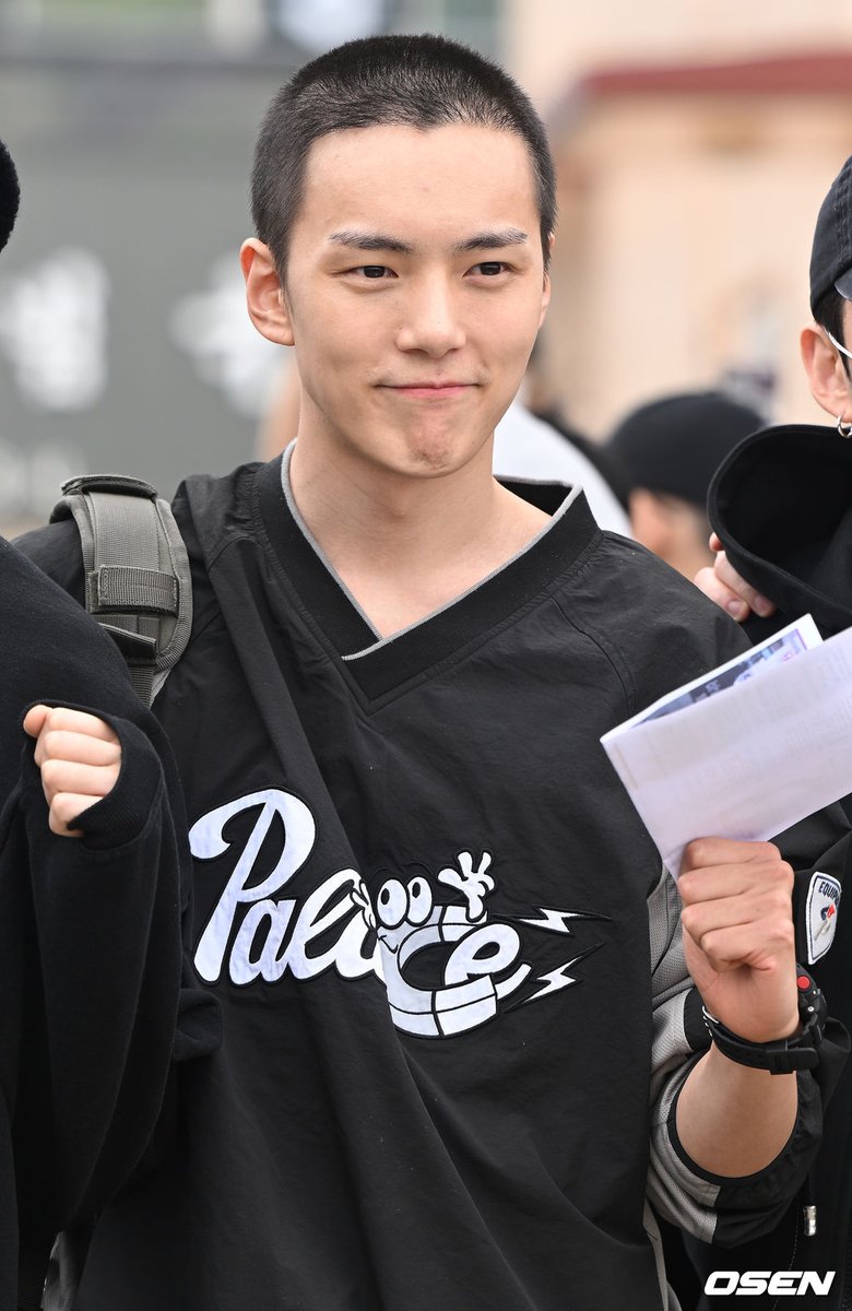 FROMHW2's tweet photo. 230404 #민혁 입대 기사사진 타래 https://t.co/Eg1QASVEMi