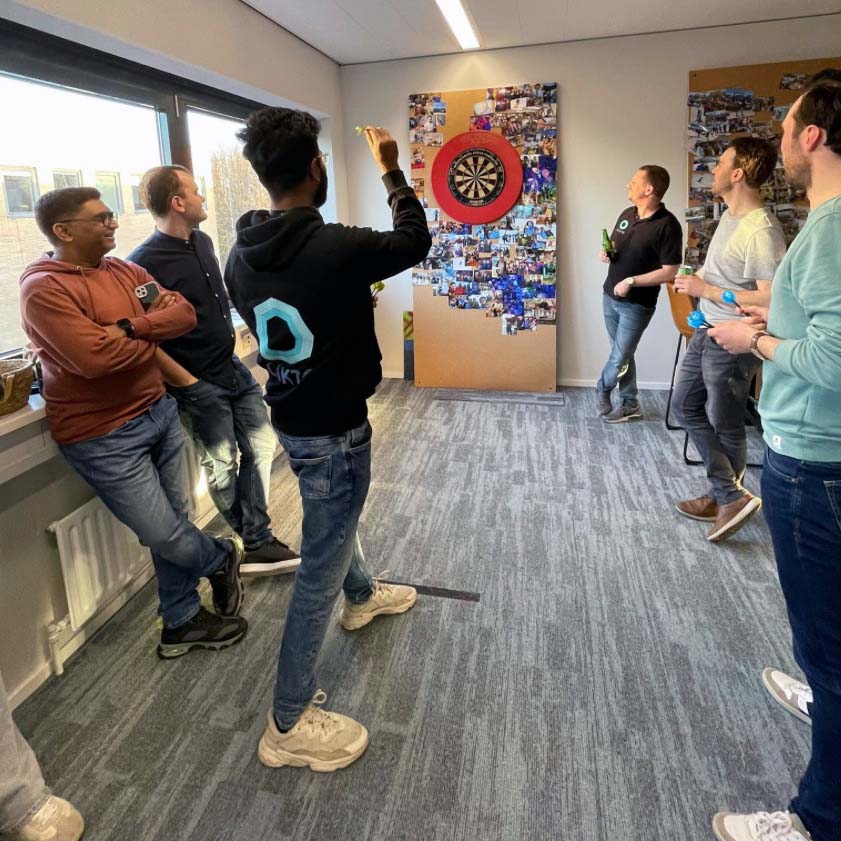 We hielden vorige week een ouderwets gezellig dart en sjoel toernooi! Het was fantastisch om te zien hoe onze collega's genoten van een levendige avond vol plezier en competitie.
Bedankt aan iedereen die heeft deelgenomen en bedankt aan onze feestcommissie voor de organisatie!