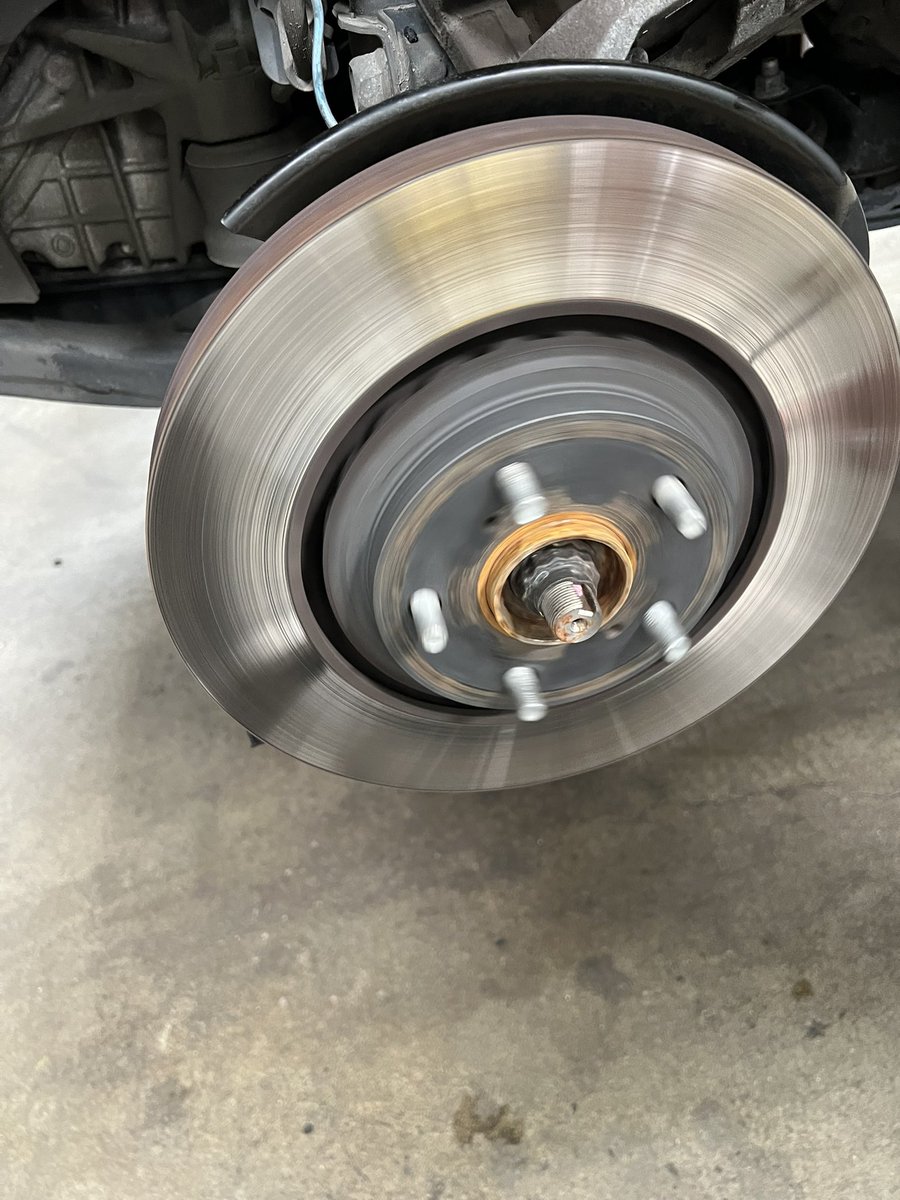 Anxeous_'s tweet photo. Customer came in w brand new brakes from @jiffylube Complained that their car was shakin so I took them jawns apart and show em how a mf soundcloud rapper cuts rotors. peep the before and after https://t.co/6b9xrto6da